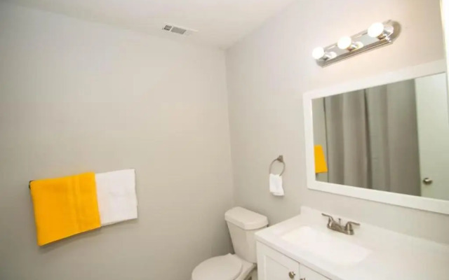 House - Sleeps 9 - Parking - Patio