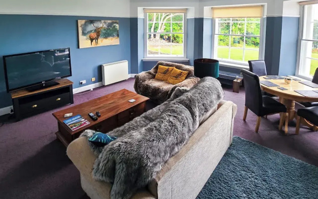 2 Bed House - Sleeps 4 - Pets - Parking - Wifi