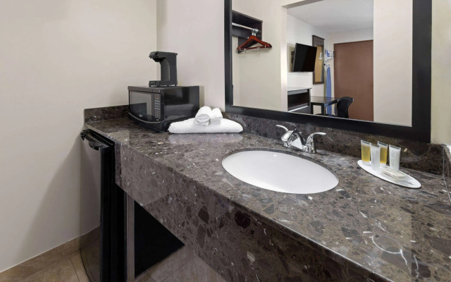Travelodge by Wyndham Manhasset