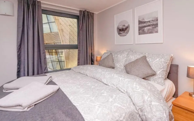 Leeds City Centre Apartment with River View