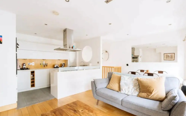 Stunning 3 Bedroom House in Dublin With Courtyard