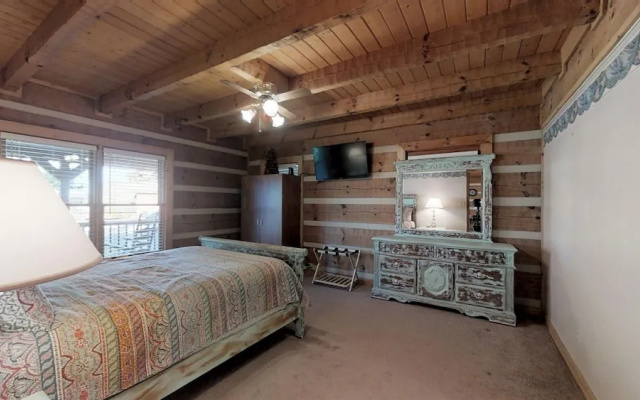 Dogwood Acre 3 Bedroom Cabin by RedAwning