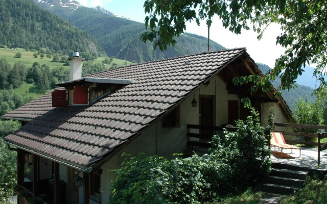 Charming Chalet Near Trails