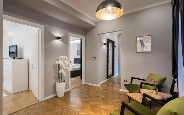Spacious 2BDR Apartment few steps from City Center