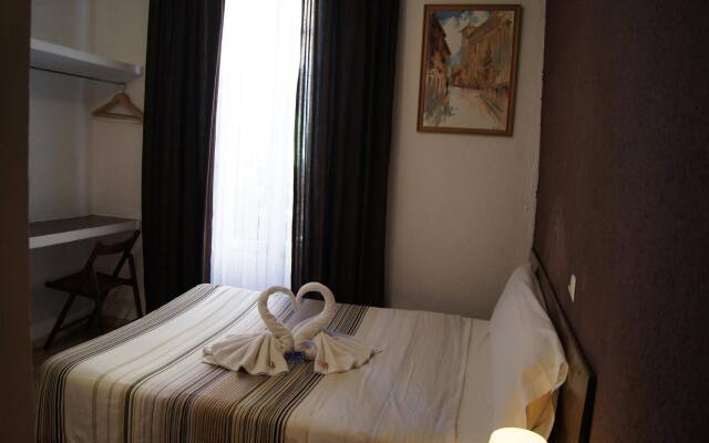 Отель Hostel A Nuestra Señora de la Paloma Испания, Мадрид - 1 отзыв об отеле, цены и фото номеров - забронировать отель Hostel A Nuestra Señora de la Paloma онлайн комната для гостей