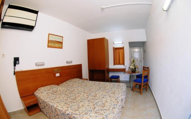Cornelia Hotel комната для гостей