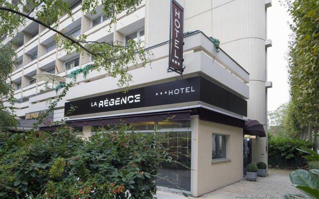 Отель Le Regence Париж вид на фасад