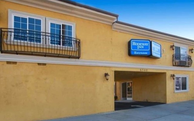 Отель Rodeway Inn Near La Live Хантингтон-Парк вид на фасад