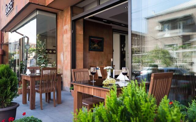 Bass Boutique Hotel вид на фасад