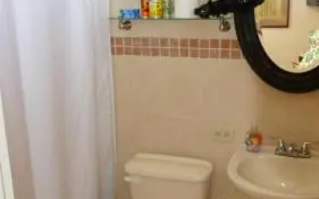 #2 Apt w/TV Netflix Wifi A/C Hot Water Laundry