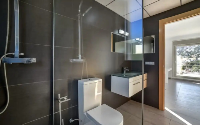 Villa - 5 Bedrooms with Pool, WiFi and Sea views - 105047