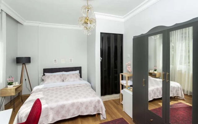 8 Rooms House