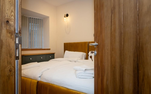 Tranquil Stoke-on-trent 4bed, 2 Bath, Parking