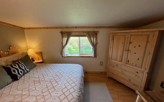 Green Timbers Lodge Redwood Cabin
