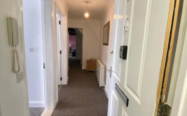Spacious One Bedroom Flat with River View, 1e