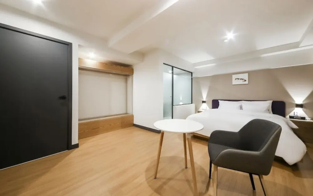 Gray 194 Hotel