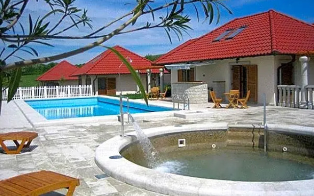 Egri Korona Borhaz es Wellness Hotel