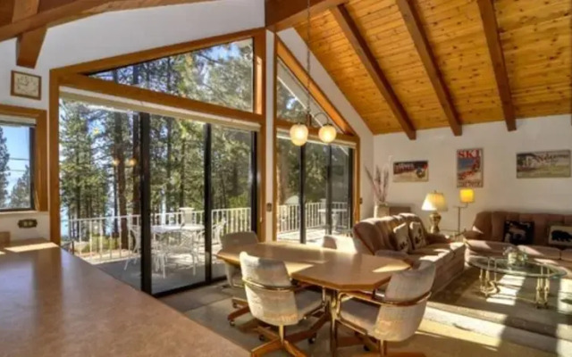 RedAwning Lakeshore Boulevard Grand Retreat