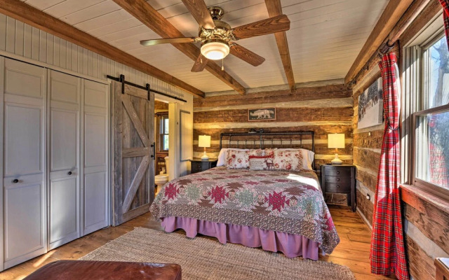 Cabin Near Boone w/ Hot Tub & Mountain Views