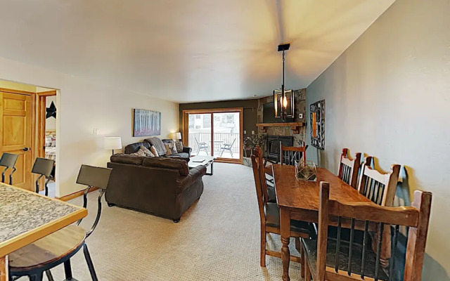 2BR w/ Hot Tub, Pool & Free Shuttle