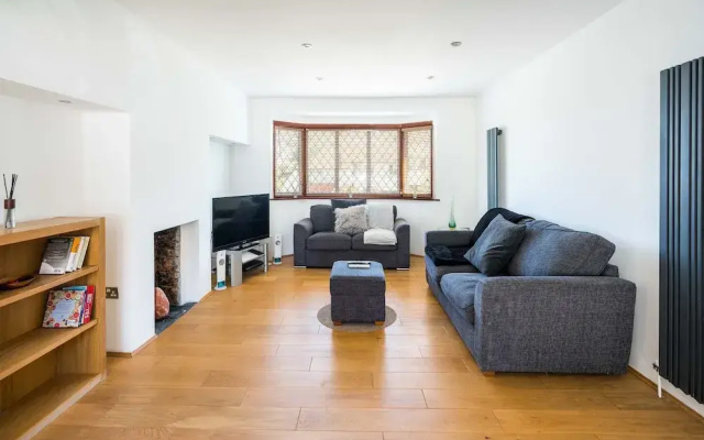 Elegant 2Bd House With Garden And Decked Patio