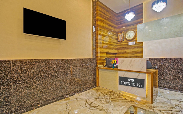 Super Townhouse Centre Point Inn Near Esplanade Metro Station