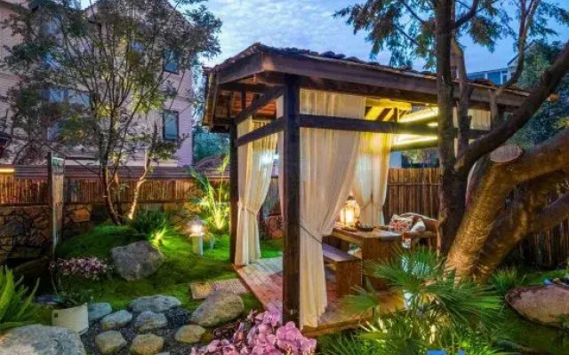 Banbu·Wabi‑Elm Karesansui Courtyard Designer Inn (Kunming Haigeng Dam Branch)