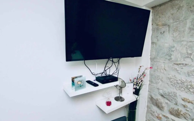 Dalmatian White Shell Apartment