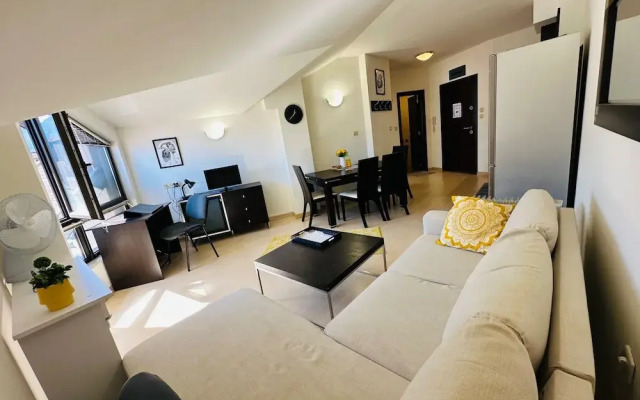 Central Art Apartment in Bansko With Mountain View