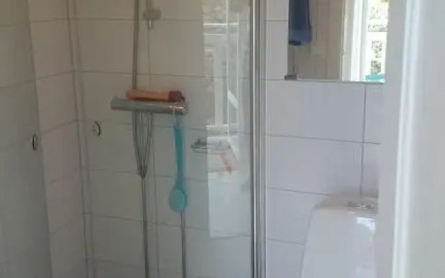 Ljust boende, egen ingang och tradgard i centrum