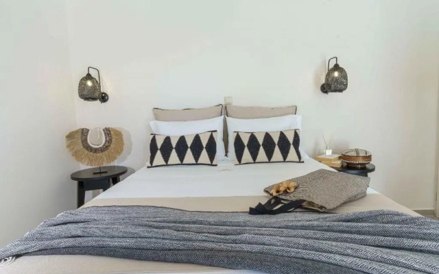 NIKKON LUXURY LIVING is a luxury private villa, in top of the sea.Enjoy LUXURY.