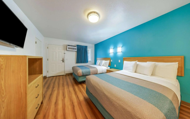 Motel 6 Canby, OR