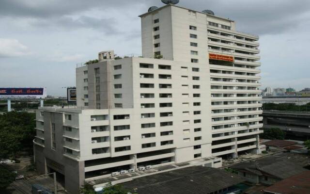 Отель Interchange Tower Serviced Apartment Таиланд, Бангкок - отзывы, цены и фото номеров - забронировать отель Interchange Tower Serviced Apartment онлайн вид на фасад