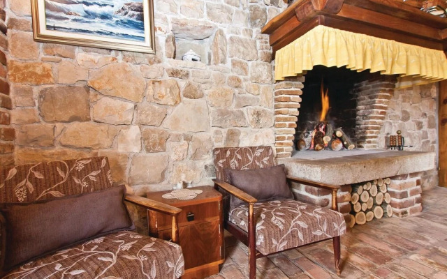 Awesome Home in Visnjan with Hot Tub, Sauna & WiFi
