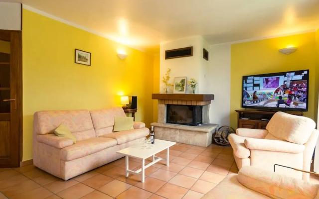 Cozy Holiday Home in Noves with Swimming Pool