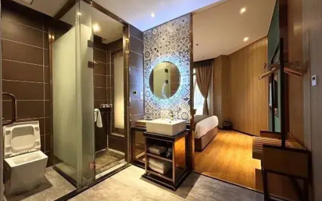 Happy Time Hotel (First Pier of Zhongshan Road Pedestrian Street)