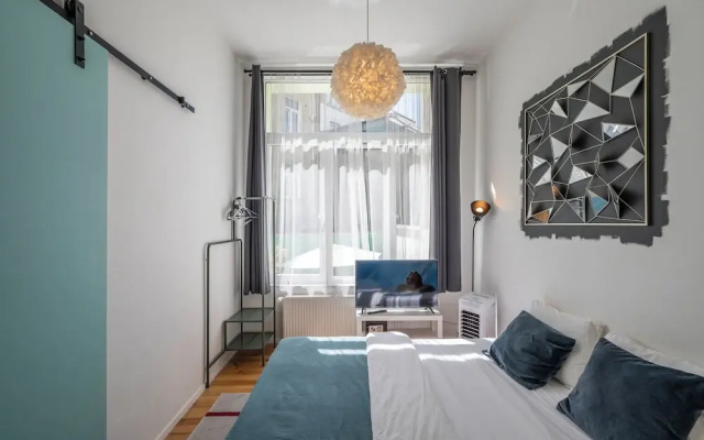 Stylish 3 Bd 3 Bath Duplex In Brussels