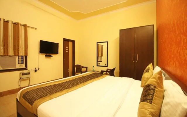 OYO 8240 Maan Residency