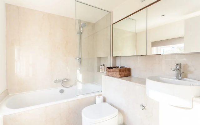 3 Bedroom Family House In Regents Park