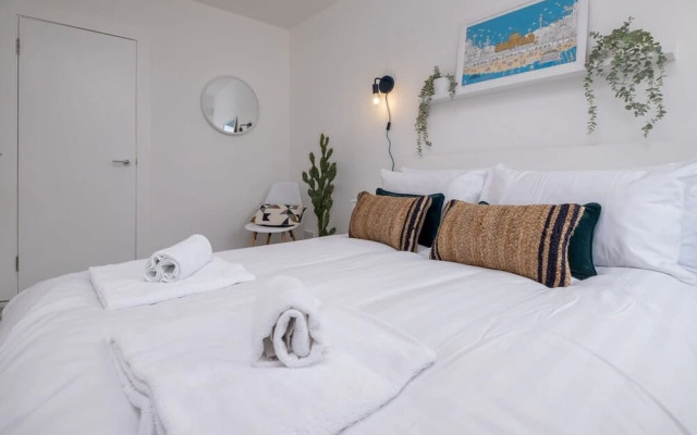 Host Stay Good Vibes at Buckingham