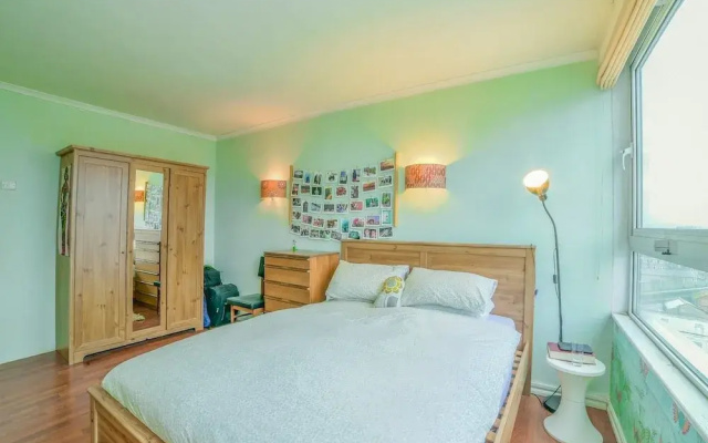 1 BR Limehouse Flat With Stunning Views of London!