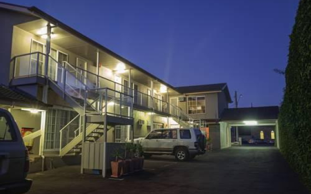 Redwood Manor Motel Apartments