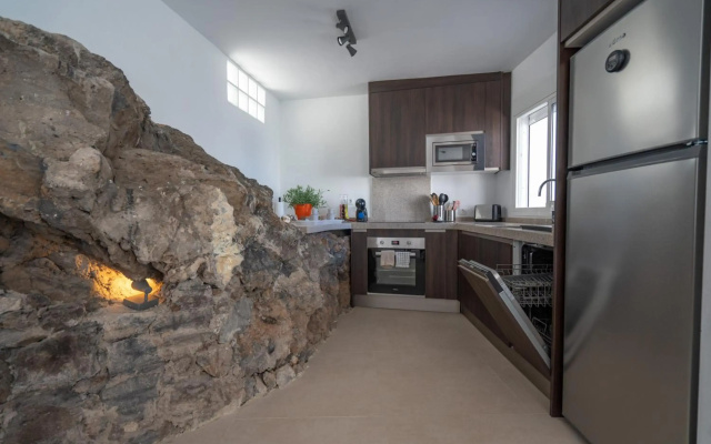 Spectacular Cave with two large terraces (70m2) by the sea