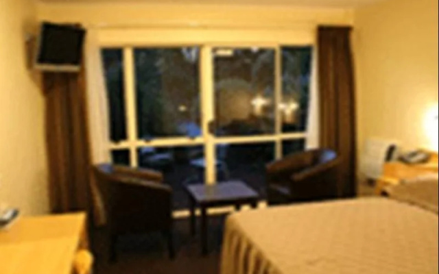 A K WEST Motel