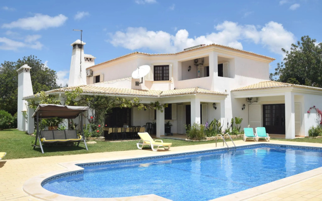 Luxurious Villa in Ferreiras with Private Swimming Pool