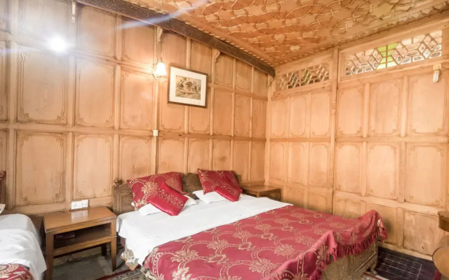 GuestHouser 3 BHK Houseboat d520