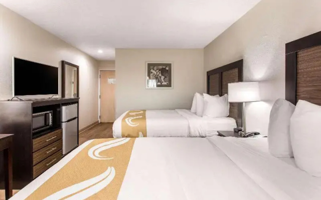 Econo Lodge Inn & Suites