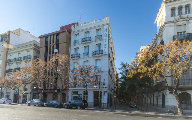 Отель HolaHotel del Carmen вид на фасад