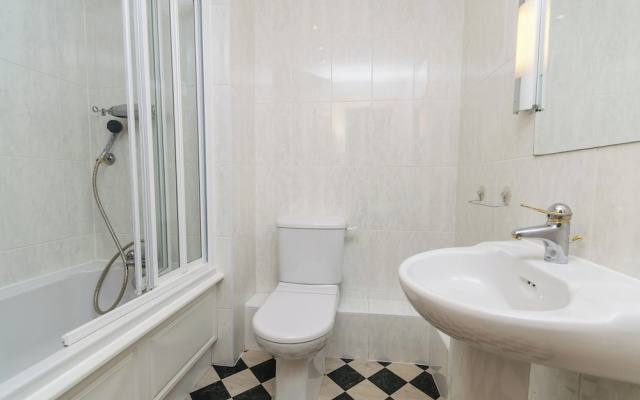 Central Apartment with Parking by Guestz