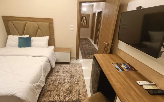 DISCOVER Pyramids inn